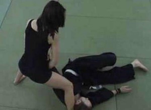 Gái xinh dùng chân khóa cổ người đàn ông để ngăn ẩu đả trên phố